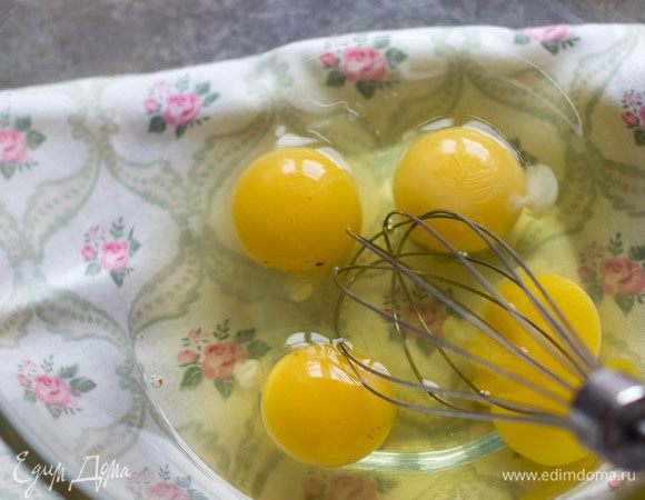 В чашу для приготовления разбить яйца.