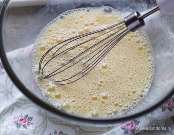 Взбить яйца венчиком в течение 20–30 секунд. Добавить молоко, соль и перемешать до объединения.