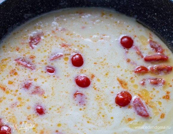 Влить в сковороду яичную смесь и слегка перемешать (около 20 секунд), это условие необходимо для полноценной прожарки омлета.