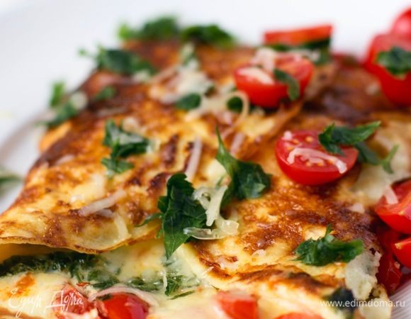 Выложить омлет на тарелку, по желанию, можно добавить зелень, натертый сыр и половинки помидоров черри. Приятного аппетита!