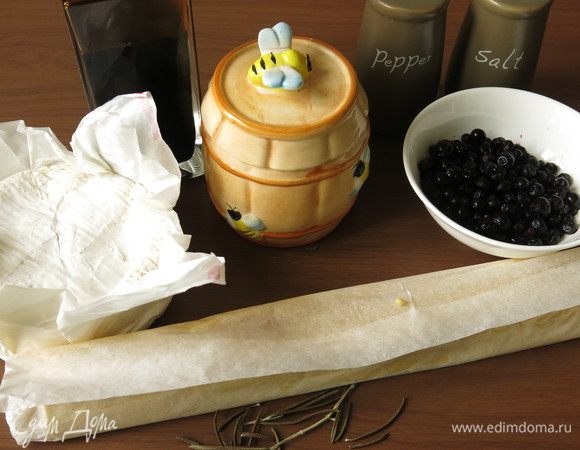 Подготовим продукты. Тесто слоеное. Черника замороженная. 