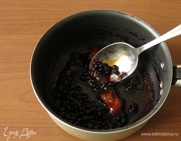 Соединяем чернику, мед и бальзамик. Кладем пять иголочек розмарина.