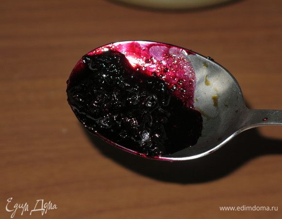 Увариваем, постоянно помешивая. Солим, перчим, при желании (факультативно). Вынимаем розмарин.