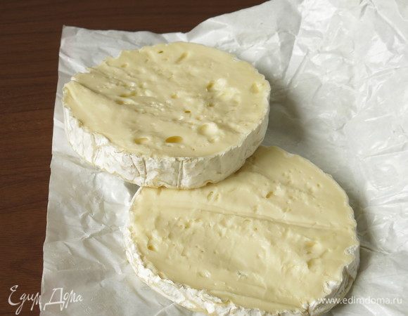 Разрезаем сыр вдоль.