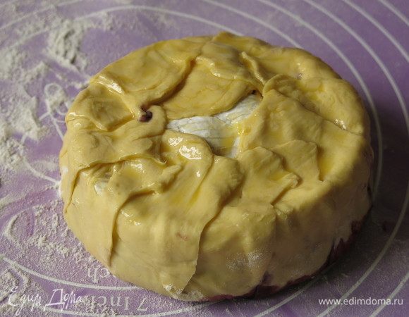Закрываем весь сыр. Можно сделать больший круг, чтобы тесто все закрыло сыр, а можно по центру разместить украшения.