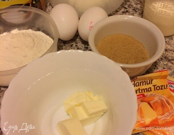 Духовку нагреть до 180°С. Форму d=26 смазать растительным маслом и посыпать мукой. В мацони добавить соду и дать постоять 2–3 минутки.