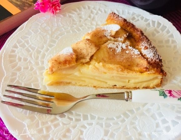 Готовый пирог слегка остудить и посыпать сахарной пудрой.