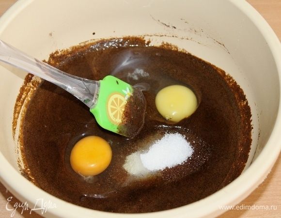 Черемуховую муку залить горячим молоком, оставить минут на 15–20. Затем добавить щепотку соли, сахар, яйца, перемешать.