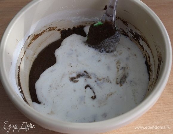 Нагрейте до теплого состояния кефир, погасите в нем соду и добавьте в тесто.