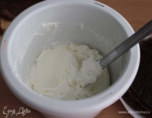 Для крема взбить сливки с сахаром, затем добавить сливочный сыр и снова взбить.