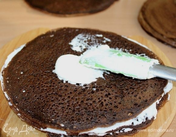 Смазать блины кремом.