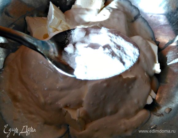 Добавить 0,5 ч. л. соды и 3 ч. л. сахара. Натереть цедру лимона. Перемешать. 