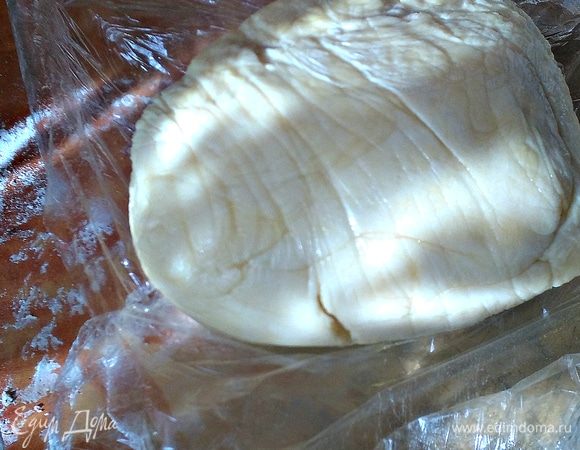 Добавляем муку до того момента, пока тесто не станет эластичным. Кладем готовое тесто в холодильник на 30 минут. Разогреваем духовку до температуры 200°С. 