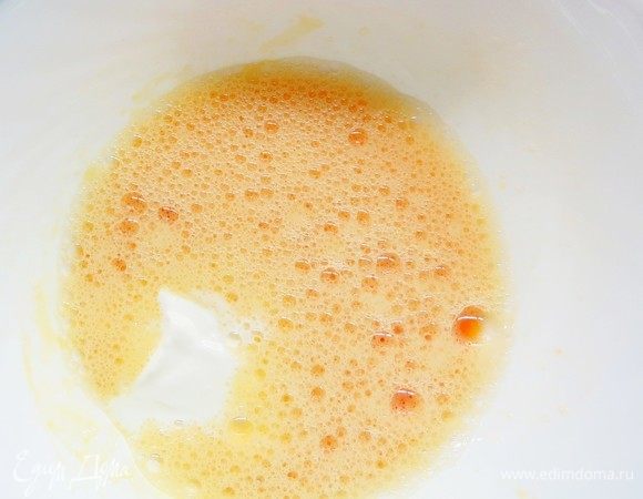 Готовим блинчики. Нам понадобится около 6–8 шт. блинчиков диаметром 18–20 см. Яйца взбить с солью и сахаром, добавить сметану.