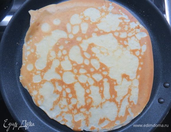 Выпечь блинчики на сковороде без масла с двух сторон.