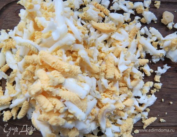 Готовим начинку. Яйца отварить вкрутую, натереть на крупной терке.
Рис предварительно отварить, согласно инструкции на упаковке. Всего для начинки понадобится 200 г готового риса. 