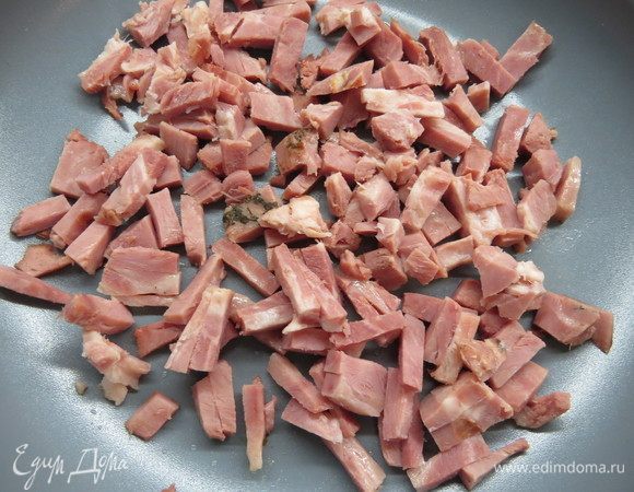 Ветчину нарезать небольшими брусочками. Обжарить на сковороде без масла. 