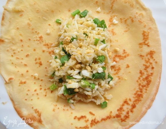 Фаршируем блинчики. В середину каждого блинчика выкладываем начинку. 