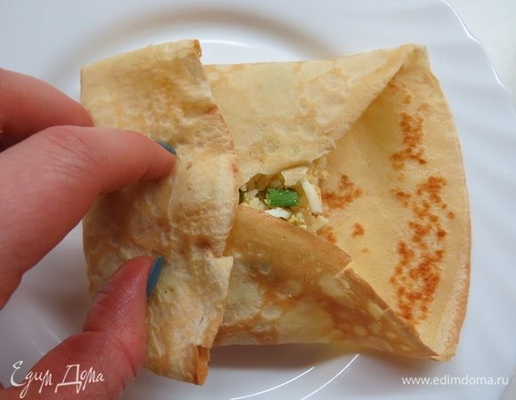 Заворачиваем блинчик конвертиком.