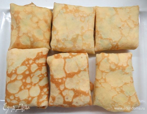 Выкладываем блинчики в форму для запекания.