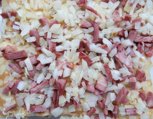 На блинчики выкладываем начинку из лука и ветчины.