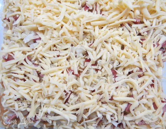 Посыпаем сверху тертым сыром. 