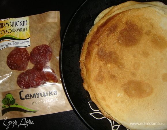 Приготовим заварные блинчики на кислом молоке. В чашу миксера влить кислое молоко, добавить яйцо, соль, сахар и перемешать. Всыпать муку и взбить миксером до однородного состояния. Не переставая взбивать, влить тонкой струйкой кипяток. Оставить тесто на 5 минут. Добавить в тесто подсолнечное масло и оставить его еще на 10 минут. Пожарить тонкие блинчики.