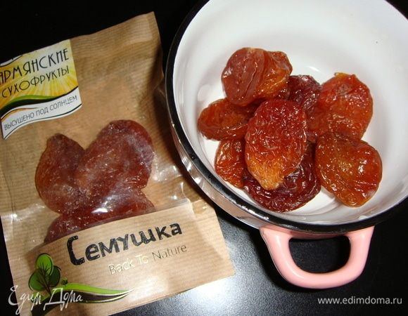 Сушеные сливы ТМ «Семушка» выложить в чашку и залить теплой водой. Оставить на 30 минут.