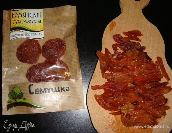 Сливы обсушить и нарезать сначала тонкой соломкой, а затем кубиками.