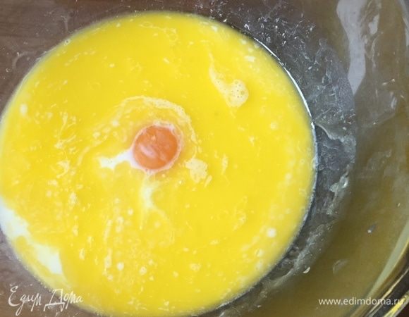 Растопить масло сливочное, соединяем молоко, один желток, сахар и щепотку соли. Взбиваем. Если яйца небольшие, можно взять 330 мл молока.