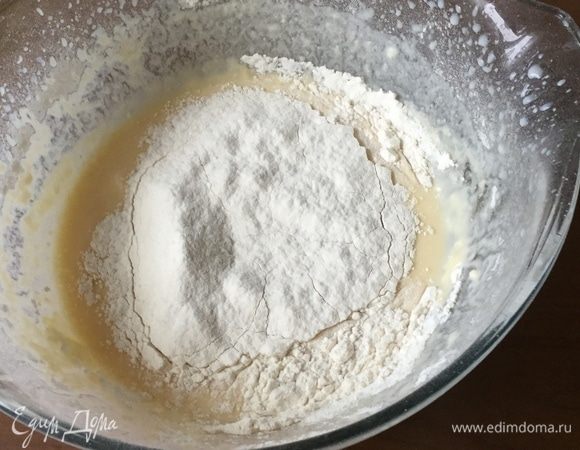 Добавляем муку.
