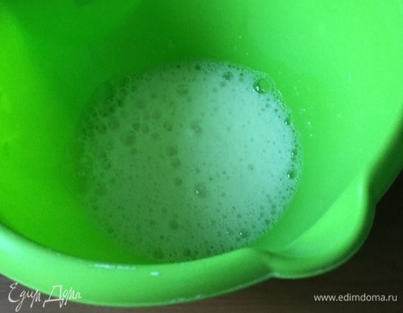 Взбиваем отдельно белки (3 шт.) со щепоткой соли.