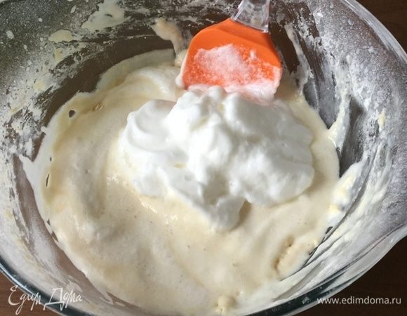 Вводим белки в тесто.