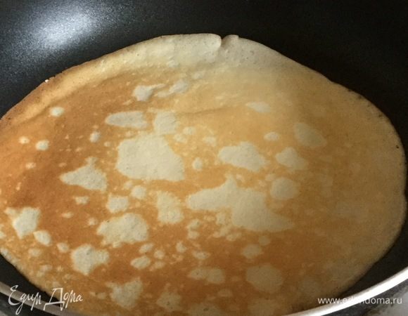 Жарим блины. Первую сковородку чуть смазываем маслом. Всего понадобится 9 штук. Порция теста на 14–15 блинов. Думаю, избыток блинов не отяготит.