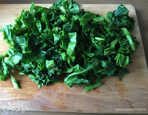 Промываем шпинат. Нарезаем.