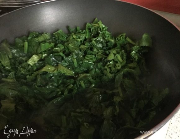 Тушим шпинат на масле 3 минуты.