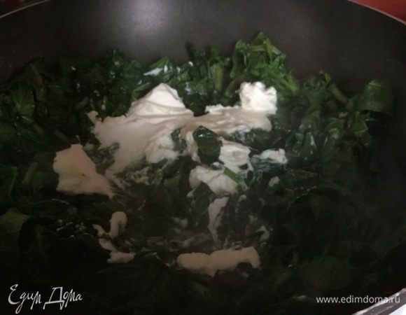 Кладем к шпинату мускатный орех, соль, рикотту.