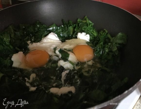 Вбиваем яйца, перемешиваем и протушиваем пару минут.