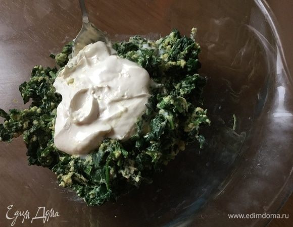Даем шпинату остыть. Для ускорения процесса ставим миску в емкость со льдом. Добавляем к шпинату сливки.