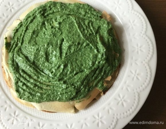 Распределяем шпинат по блину, продолжаем перекладывать блины и начинку.