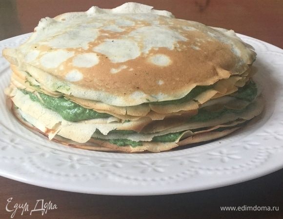 Получается торт средней высоты, край волнистый. Закрываем тор пленкой и ставим на 1 час в холодильник.