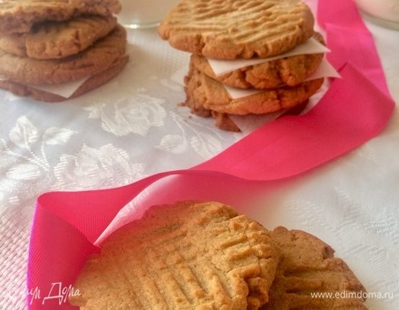 Готовое печенье достать из духовки, аккуратно (оно очень нежное) переложить на решетку и полностью остудить.