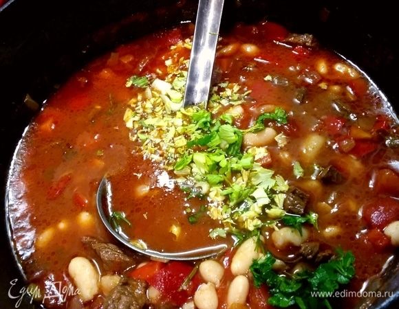 Суп досолить, доперчить и посыпать рубленой петрушкой. 