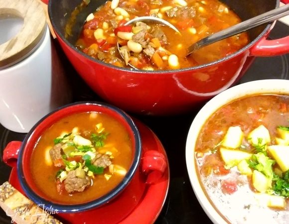 У нас в семье не все любят фасоль. Поэтому суп-гуляш можно подать с отварным картофелем. Приятного! 