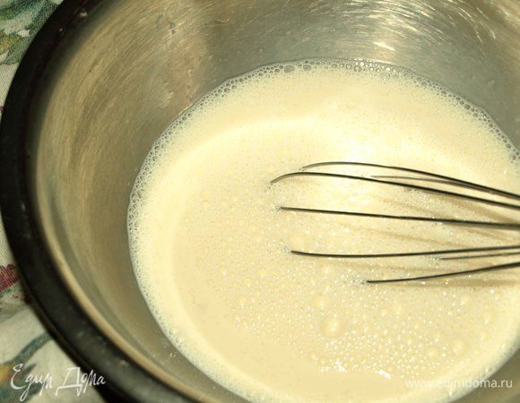Молоко и 2 больших куриных яйца хорошо взбиваем.