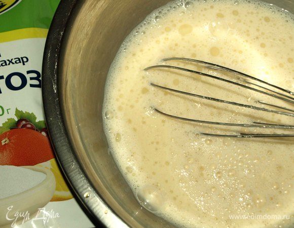 Добавляем растительное масло, соль, фруктозу и хорошо взбиваем.