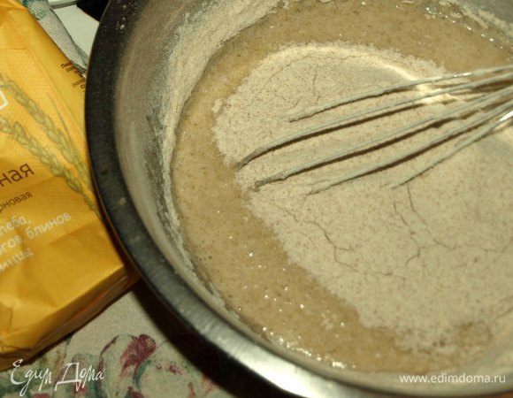 Добавляем соду и полбняную муку. 