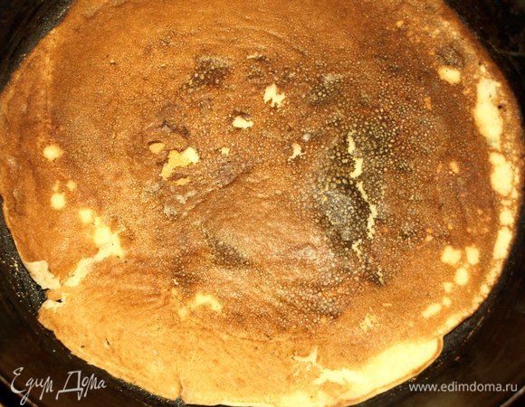 Выпекаем на хорошо разогретой сковороде. Иногда смазывать сковороду растительным маслом. Блины получаются очень нежные, поэтому их надо очень осторожно переворачивать.