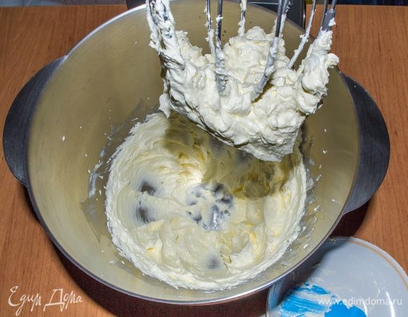 Сливочное масло комнатной температуры взбить с сахаром до образования однородной пышной массы. Для тех, кто не очень любит сладкое, можно убавить норму сахара, для сладкоежек же — добавить.