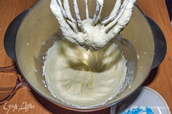 Добавить яйцо и продолжать взбивать до увеличения массы в несколько раз и полного растворения сахара. Масса должна стать пышной, белой и однородной. Муку необходимо просеять и соединить с разрыхлителем, солью и ванилином. Можно вместо ванилина добавить ванильную эссенцию. Так же можно добавить немного алкоголя или ароматизатора. Далее в массу нужно добавить муку и быстро замесить тесто. Муки может потребоваться как больше, так и меньше. Консистенция теста должна быть, как у мягкого пластилина. Тесто не должно липнуть к рукам, но и не должно быть слишком упругим, иначе изделие получится более плотным, затянутым и невкусным.
